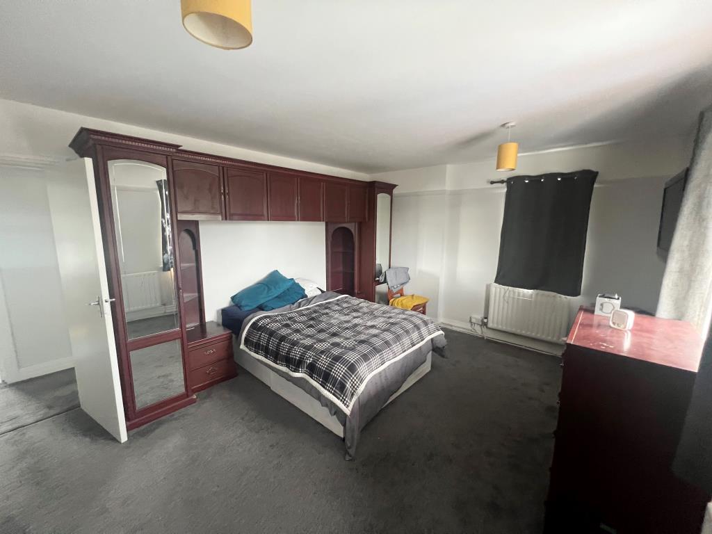 Lot: 35 - FORMER HOTEL FOR DEVELOPMENT POTENTIAL - main bedroom of the upstairs accommodation